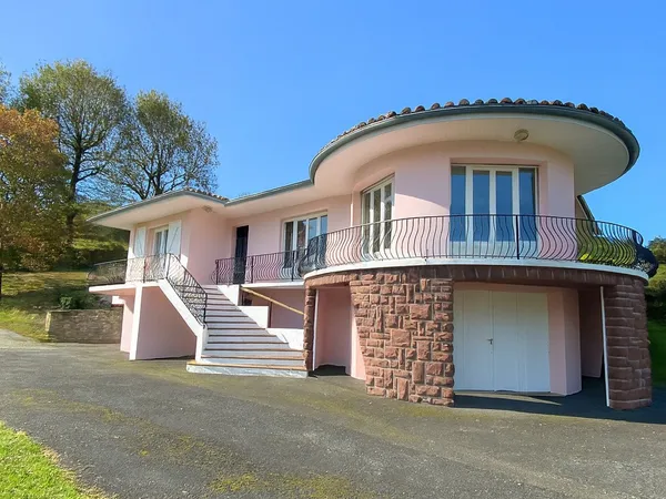 Jolie villa des années 70 avec de beaux atouts 