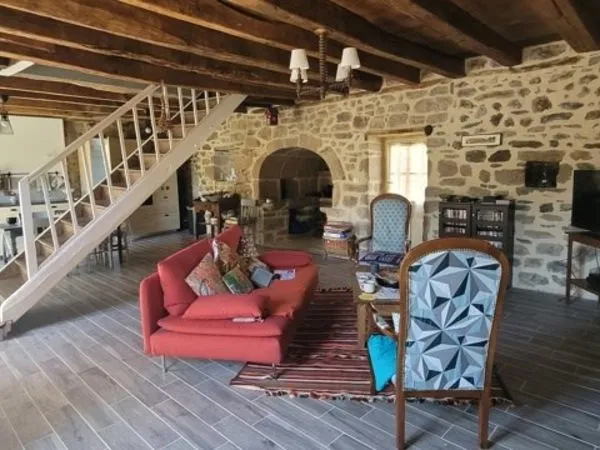 Maison en pierre de 3 pièces principales 