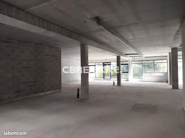 Local commercial 299 m² 