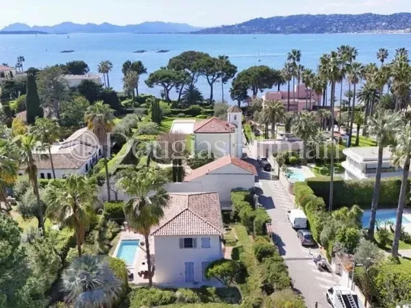 CAP D'ANTIBES - Superbe villa neuve avec piscine 