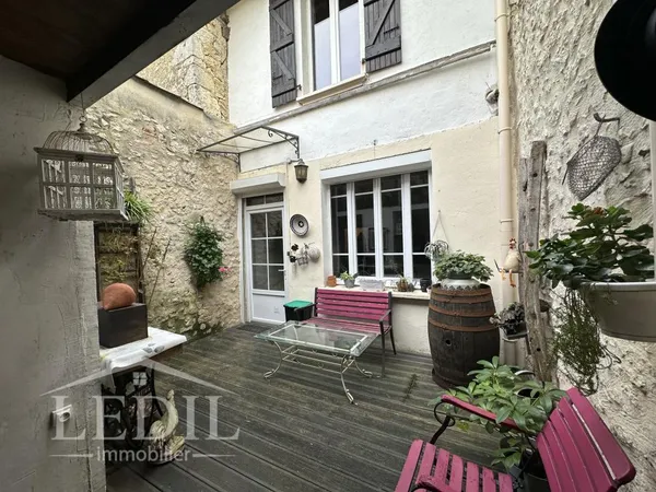 Maison de village et sa cour extérieure 