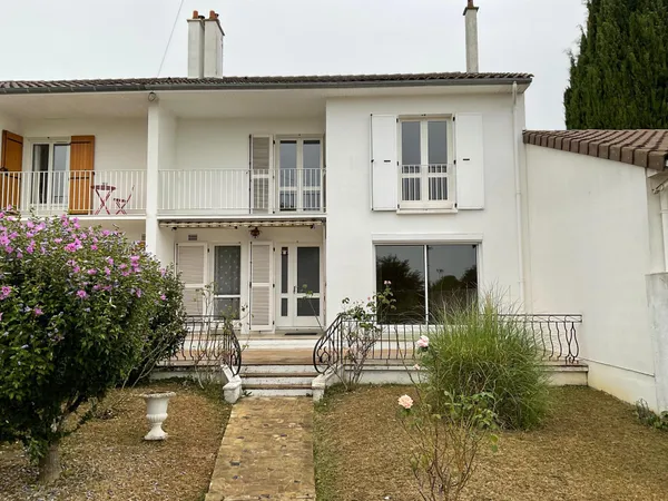 Maison à Poitiers 86000 , 4 pièces 98m2 . Tous commerces et services accessibles à pieds. 