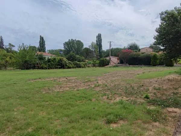 Terrain 1 700 m² Carces 