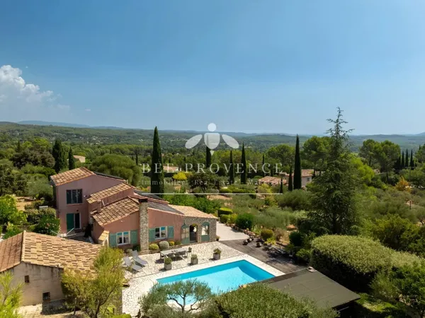 Cotignac : villa avec piscine, beau terrain et vue magnifique 