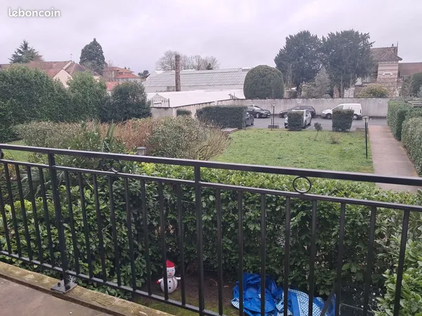 Très sympatique studio avec large balcon et parking en sous-sol 
