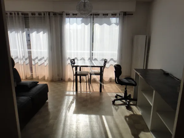 Bourg - Grand studio meublé 28 m2 avec parking 