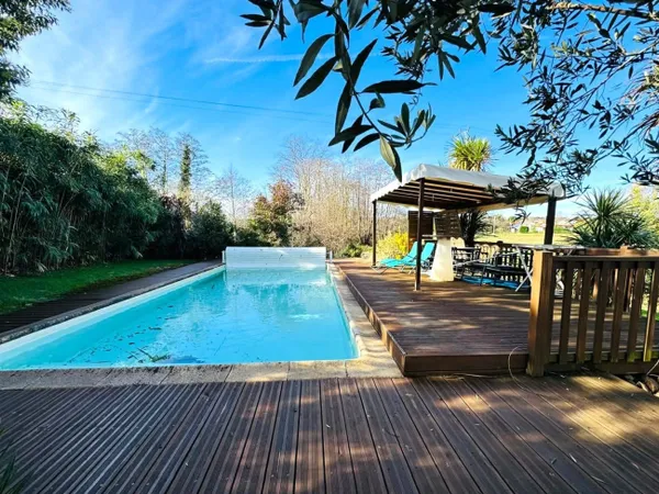 Volumes, indépendance et piscine : une propriété aux multipl 