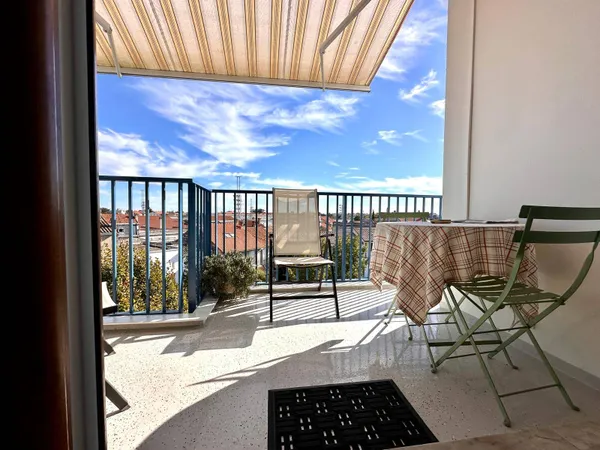 A VENDRE BORDEAUX ORNANO STADE CHABAN DESLMAS ST AUGUSTIN APPARTEMENT AVEC TERRASSE BOX ET CELLIER 