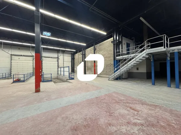Local d'activité 2102 m² 
