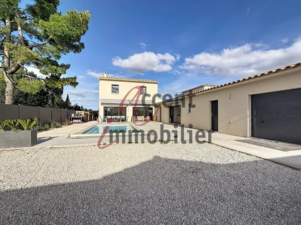 EYRAGUES VILLA moderne 4 chambres bureau Séjour/cuisine équipée Piscine 