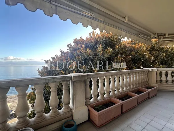 Dans résidence de luxe, deux pièces avec terrasse, balcon, belle vue mer, cave et parking en 