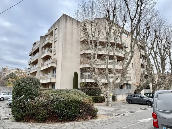 AVIGNON QUARTIER RASPAIL- VERNET, P2 58 M2 AVEC CAVE ET PARK 