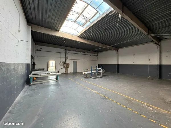 Local d'activité 371 m² 