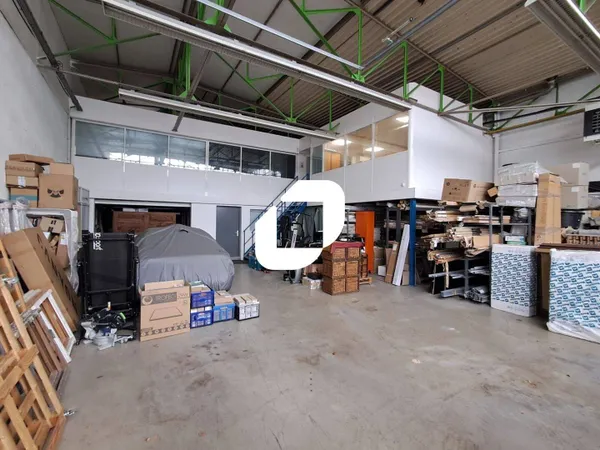 Local d'activité 306 m² 