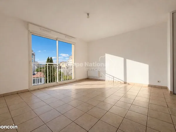 Studio 1 pièce 25 m² 