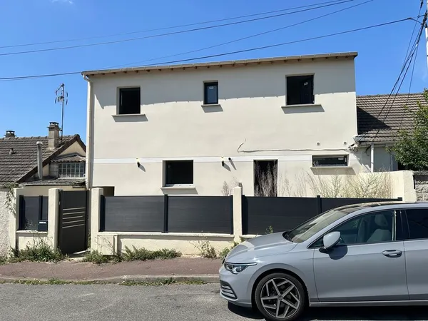 Spacieuse maison familiale 5 pièces avec double façade, garage rénové et jardin agréable 