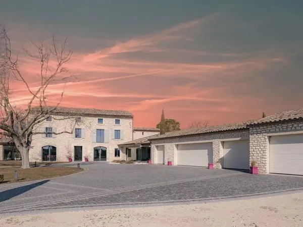 Mas 8 pièces 460 m² 