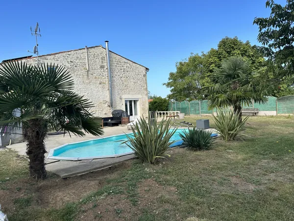 Maison charentaise non mitoyenne -3 Chambres- Terrain 822 m2 