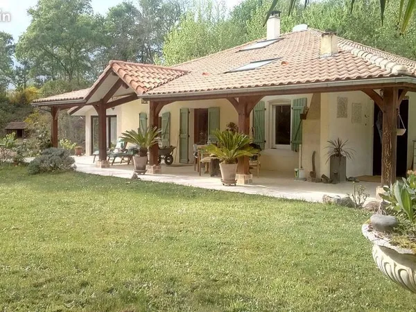 Propriété avec plan d'eau et ancien moulin 