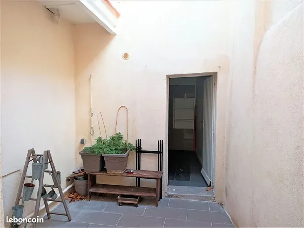 Intra-muros, maison de ville 2 ch, clim, avec cour intérieure 