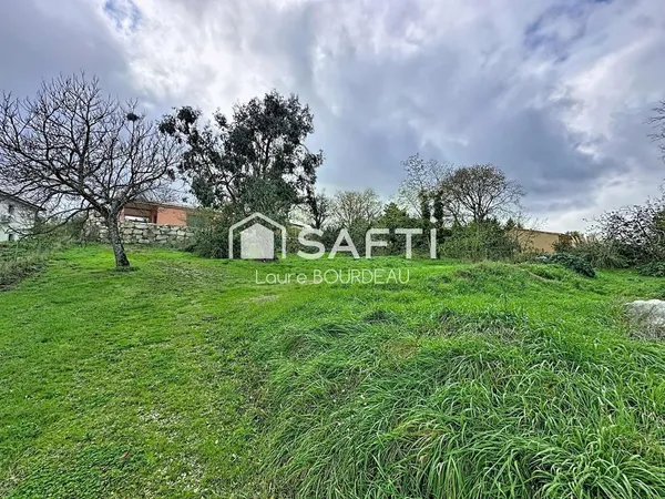 Terrain constructible de 633m² à VACQUIERS 