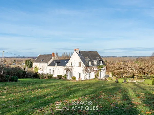 Demeure de caractère avec piscine entre vigne et bois 
