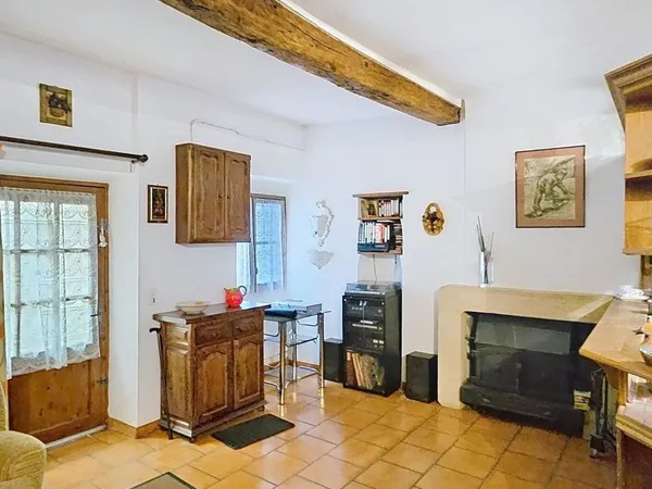 jolie maison de village au pied du châteaux 