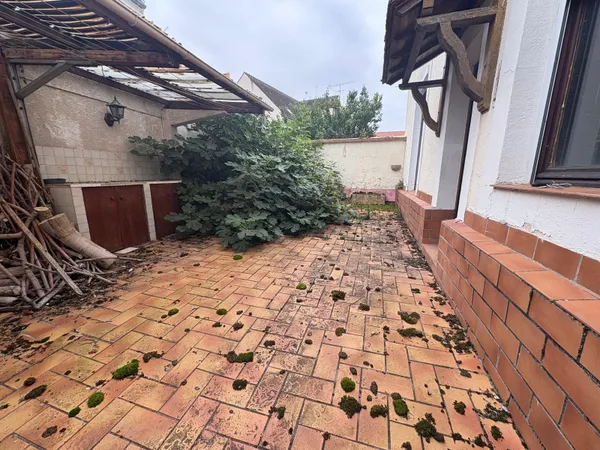 Maison de village avec une cour 