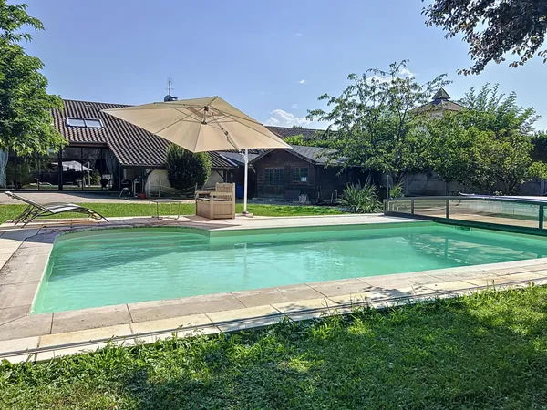 Maison familiale - 5 chambres - Terrain avec piscine (hyper centre de Fareins) 