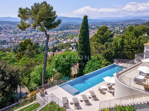 Une Élégante Maison Moderne De 5 Chambres À Cannes 