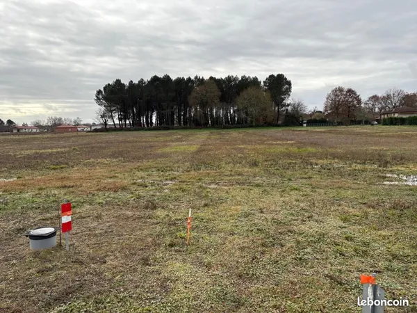 Terrain 1 411 m² Sarbazan 