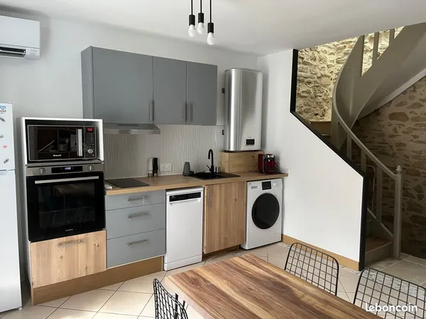 P2 bis en duplex meublé - 65 m² rénové et prêt à vivre - 5' des facultés de Nîmes - Libre au 