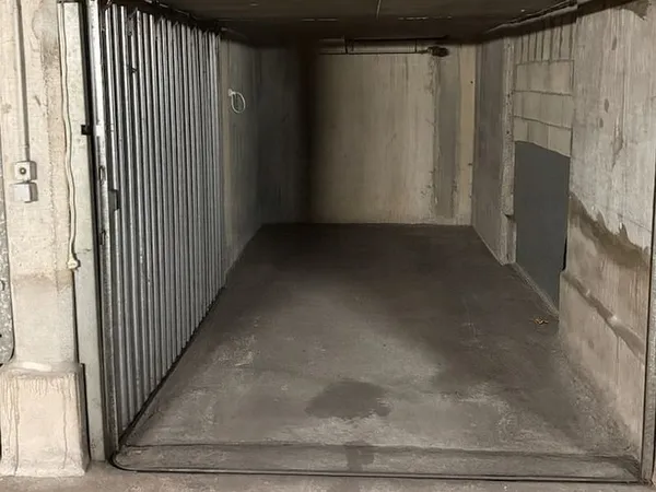 Garage fermé à louer - Le Prairial 