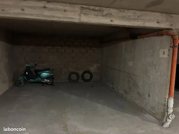 Place de Parking 18e/17e Guy Moquet/Cimetière de Montmartre 