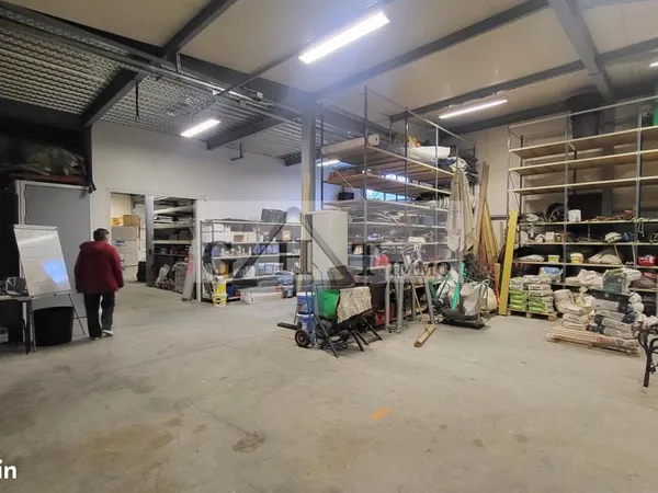 Local industriel 377 m² 