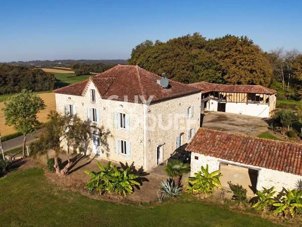 Propriété de charme en pierres apparentes de 273 m² avec dépendances et vue dominante 