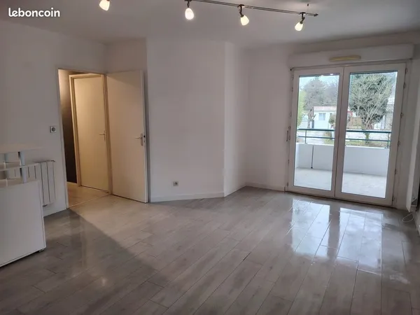 VENTE beau T3 dernier étage avec Terrasse et Piscine - Résidence prisée à Saint-Jean (SUD) 