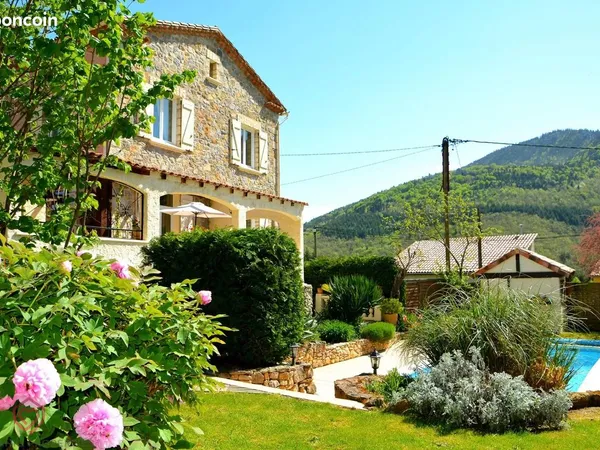 Propriété 7 pièces 177 m² 