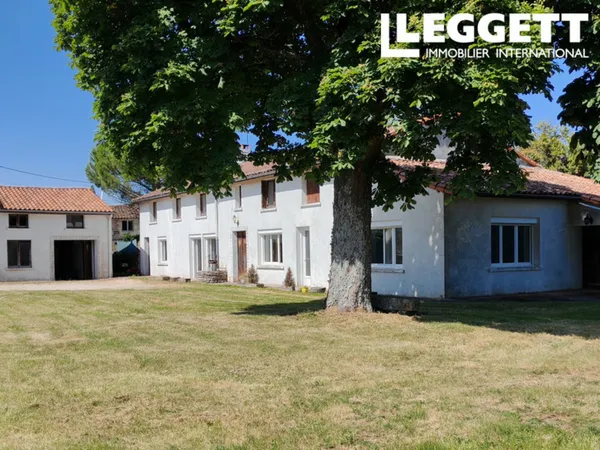 Potentiel de Rénovation avec Deux Maisons et Grand Jardin 