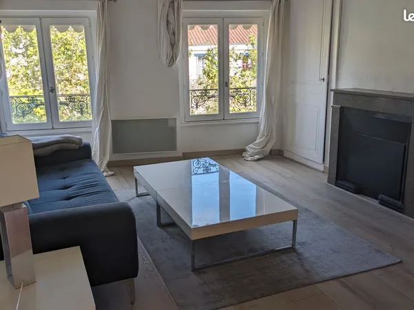 Très beau 2 pièces- 5ème étage avec ascenseur vue dégagée 