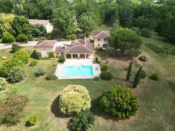 Maison de 197 m2 sur parc arboré de 4.5 hectares avec piscine et dépendances 
