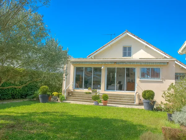 Maison proche du centre ville avec jardin et grand garage 