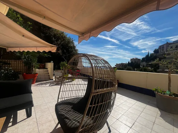 Appartement trois pièces avec terrasse et stationnement 