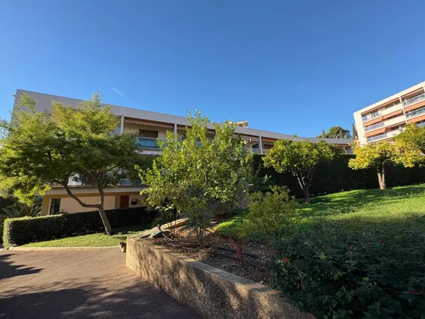 3 PIECES DE 77m², TERRASSES, PARKING 
