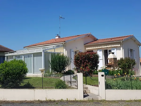 EYMET, proche du centre maison semi-enterrée totalement restaurée, jardin, garage et véranda 