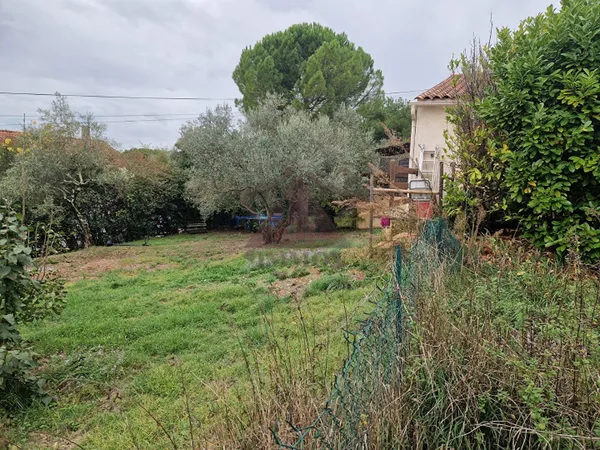 Un ensemble de deux maison dans un joli environnement 