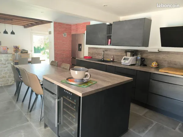 Grande maison familiale avec vaste terrain arboré 