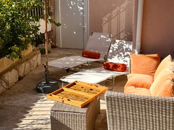 Charmant appartement 2p. En rez-de-jardin avec aperçu mer, au calme. Villefranche-sur-Mer 