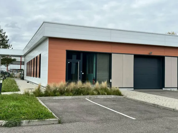 LOCAL MIXTE - BUREAUX ET STOCK A LOUER 