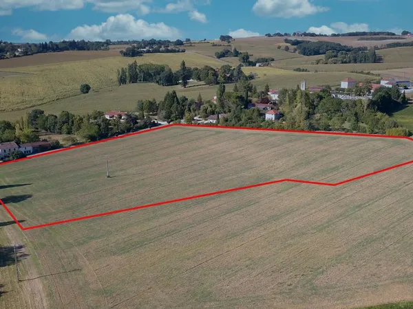 Terrain constructible de 27.000 m² 